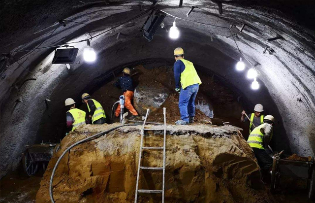 Simulation test of rock tunnel foundation pit excavation